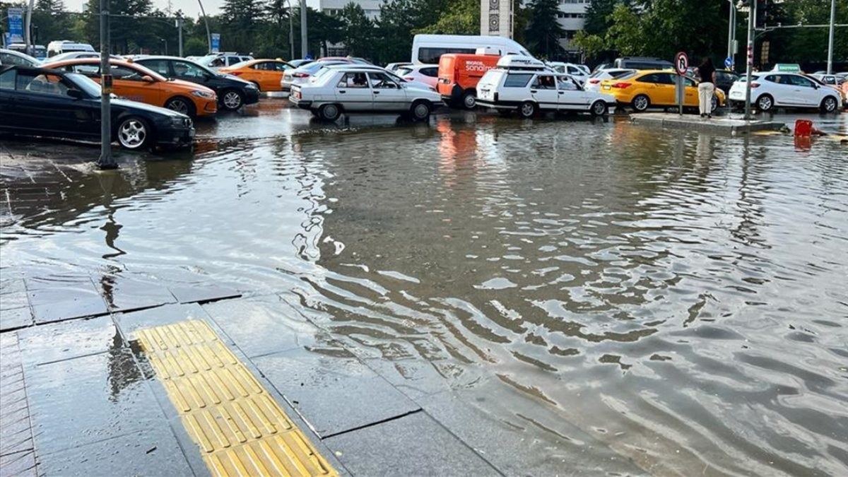  Ankara'da yağmur nedeniyle caddelerde su birikintileri oluştu}